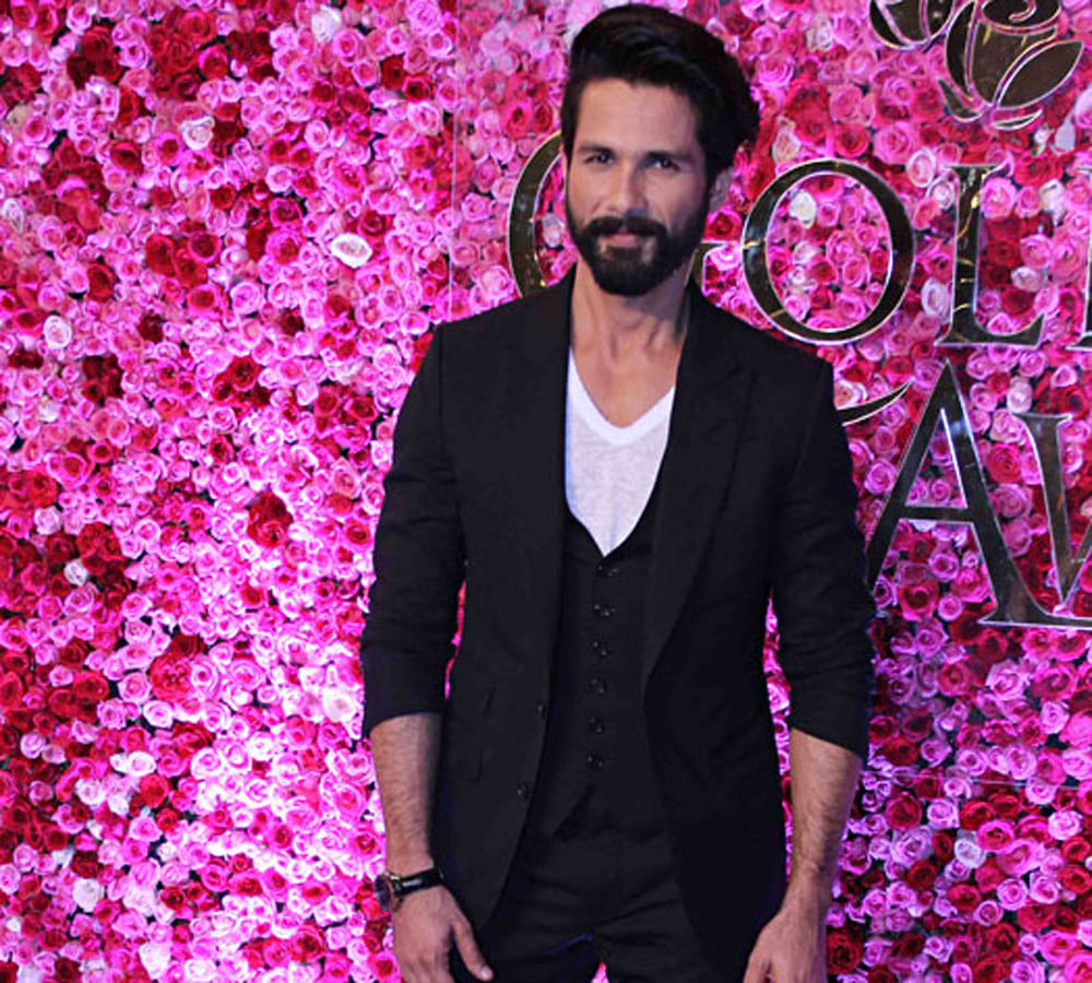 shahid kapoor and kareena kapoor khan hug each other