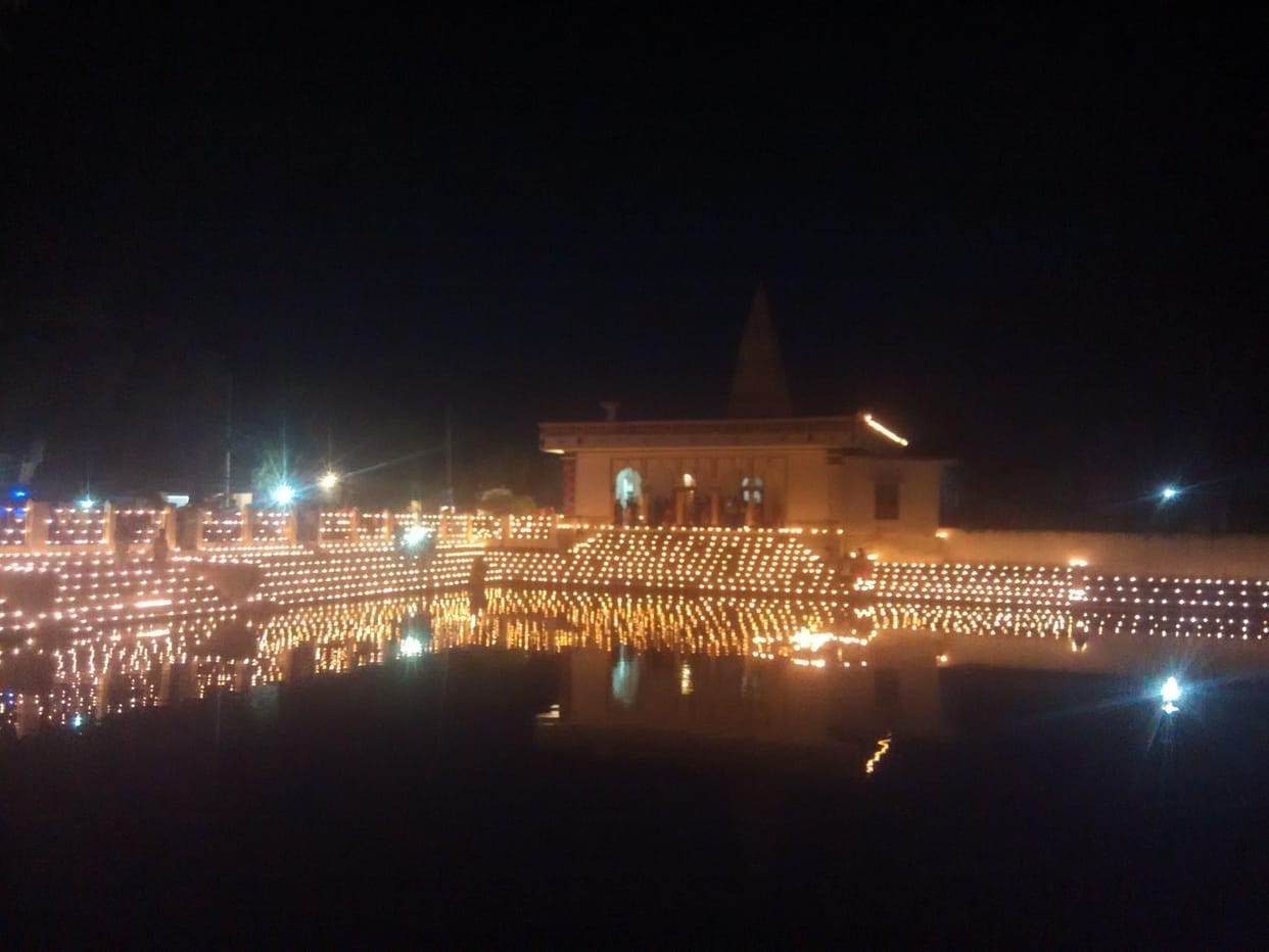 Jagmgaa threads of lights from the pier