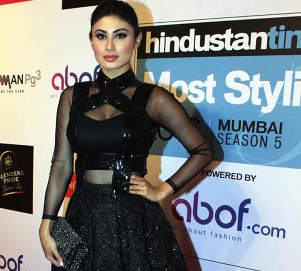 manish paul makes fun with mouni roy