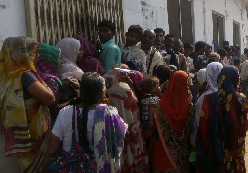 baink shaakhaon ke baahar lag rahee lainen