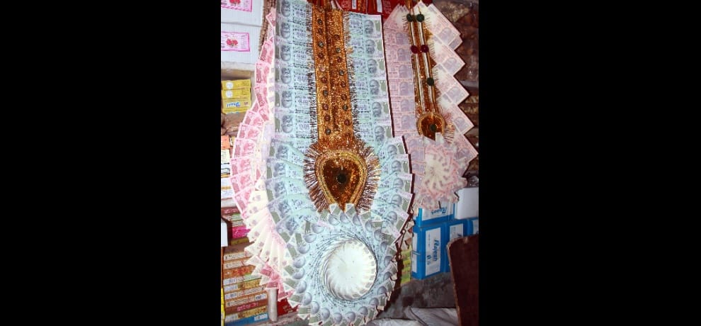 Demonetization: people purchasing garland of notes for their livelihood