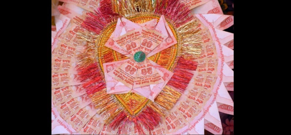 Demonetization: people purchasing garland of notes for their livelihood