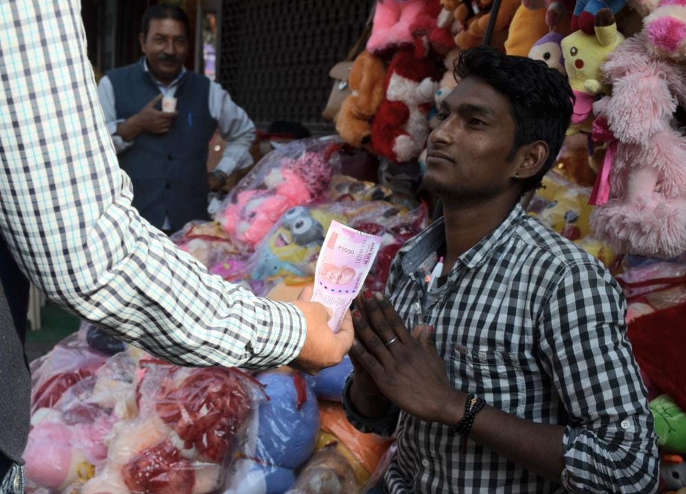 2000 note hard to use in market