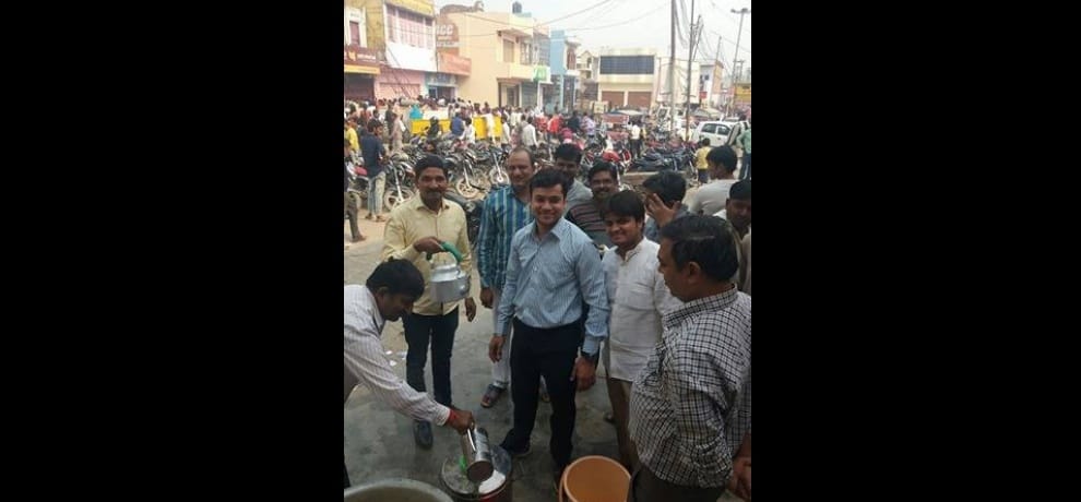 Demonetization: bjp workers and social worker providing refreshments for people in bank atm queues