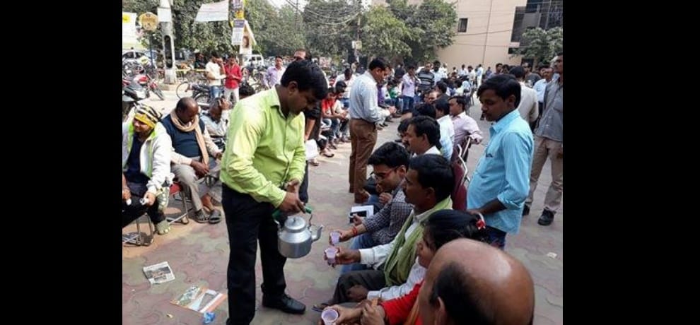 Demonetization: bjp workers and social worker providing refreshments for people in bank atm queues