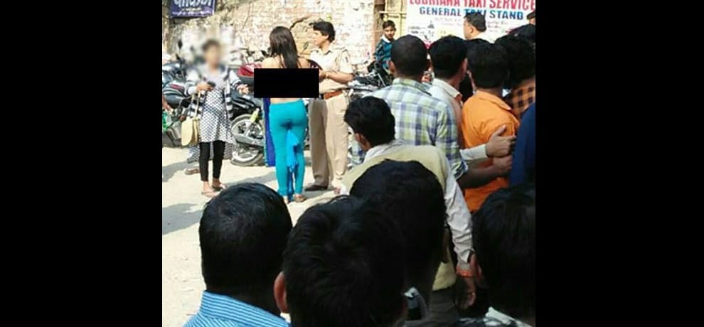 Demonetization: an eunuch got topless in public after being not able to withdraw money from atm