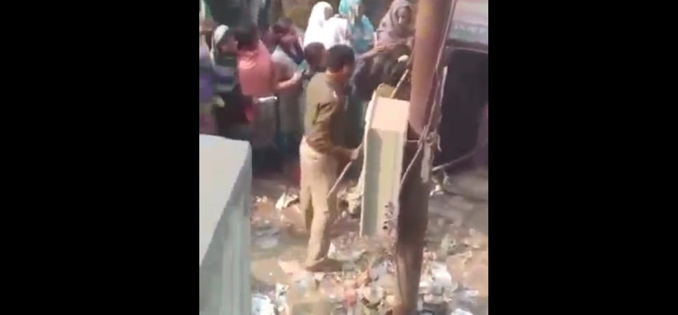 demonetization: woman breaks long bank line policeman beats him badly