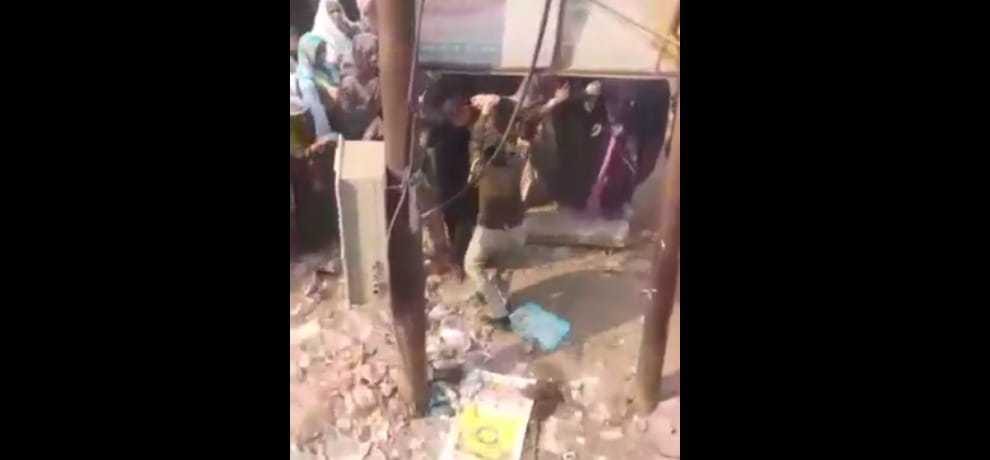 demonetization: woman breaks long bank line policeman beats him badly