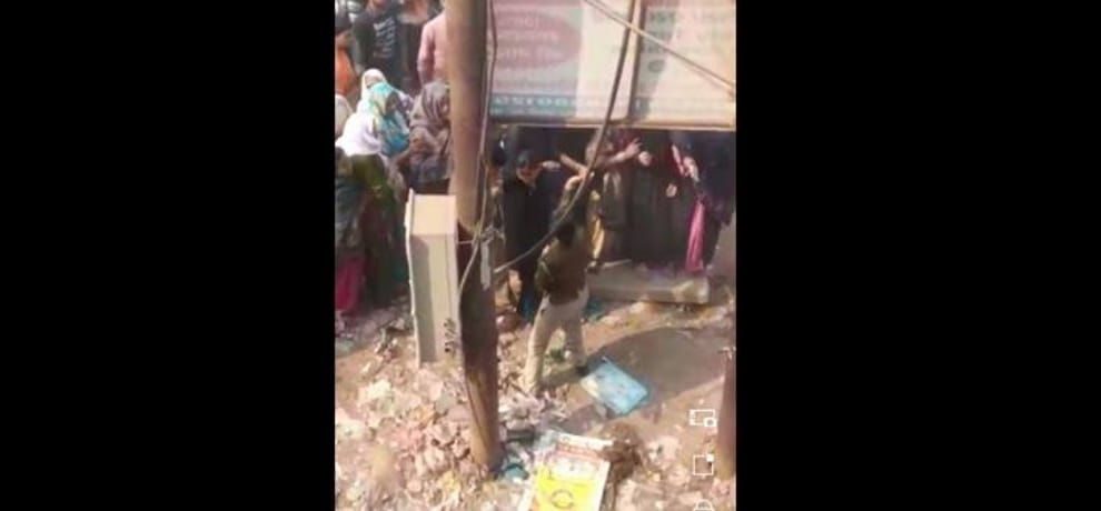 demonetization: woman breaks long bank line policeman beats him badly