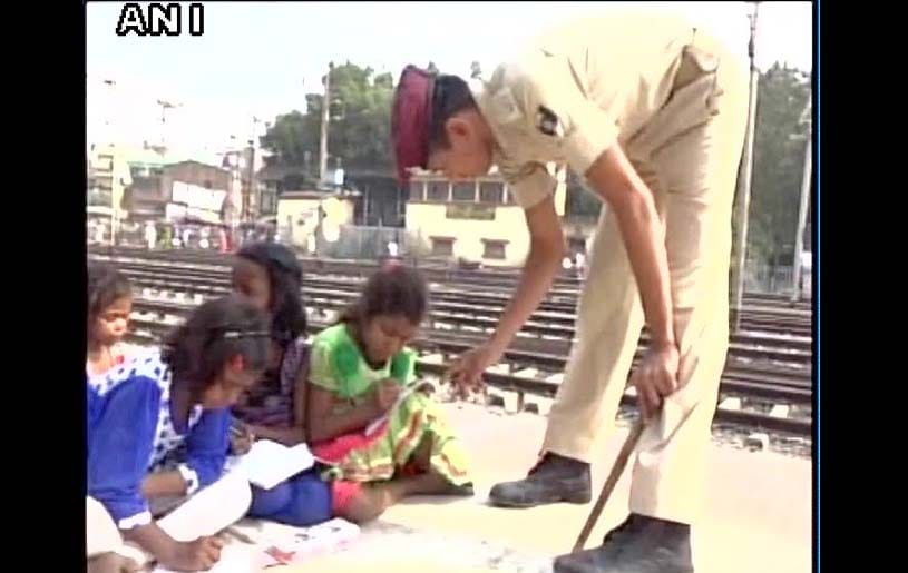 Policeman Praveen Kumar turns 'teacher' for children working as rag pickers in Gaya