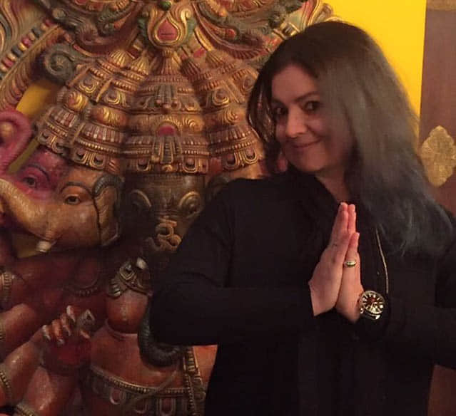These photos of Pooja Bhatt kissing a stranger go viral