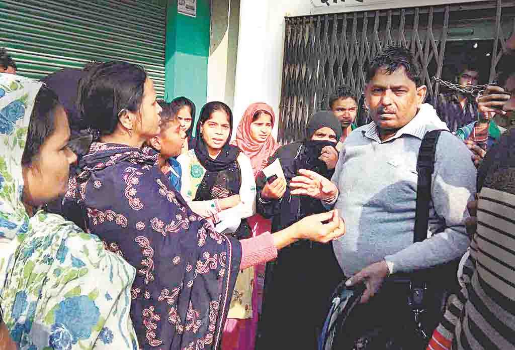 customers are angry in amroha