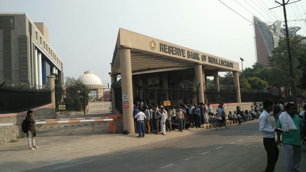 bank and atms in lucknow running out of cash