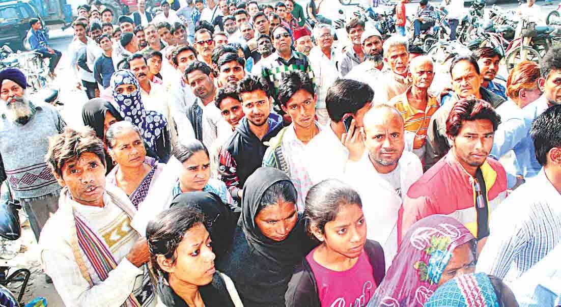 crowd in bank and atm in rampur