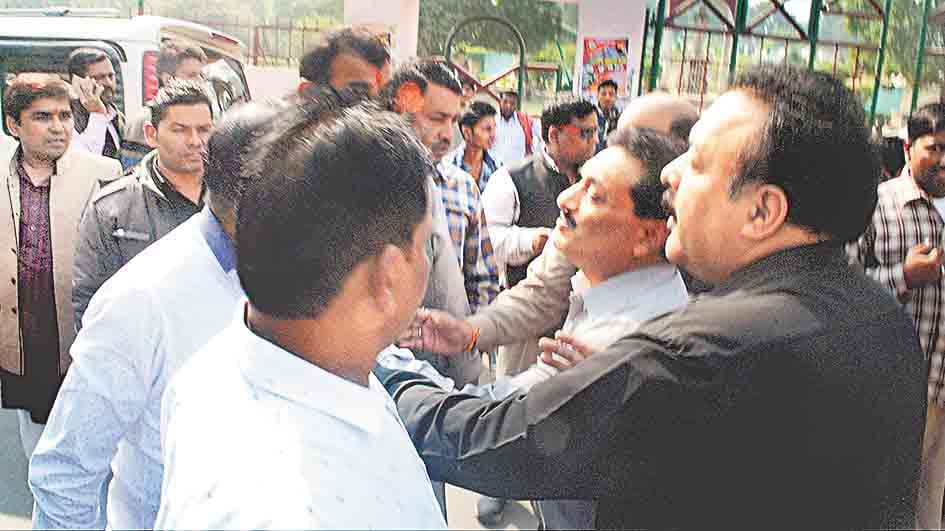 bjp clashed on road, hungama