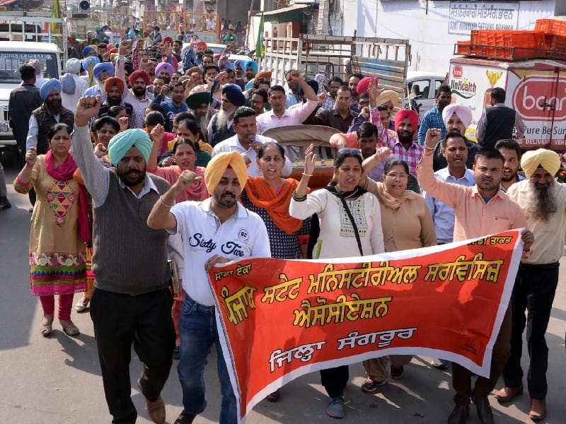  Ministerial servants lay siege to the finance minister's mansion, shouting slogans , rSangrur