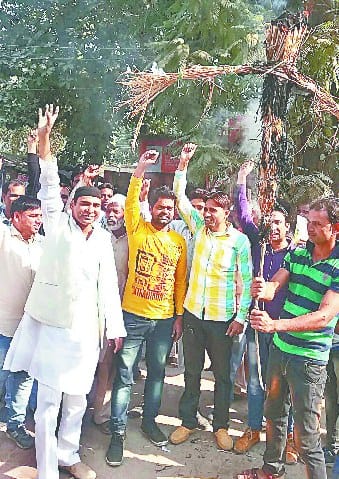  Note the closure Kangreesion PM's effigy burnt