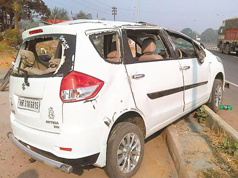 Uncontrolled car dividers mounted, three injured