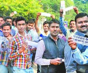  Banks uncontrollable crowd, scramble for cash