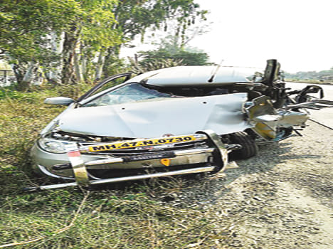 Car entered the back of the truck, killing one, wounding four glass