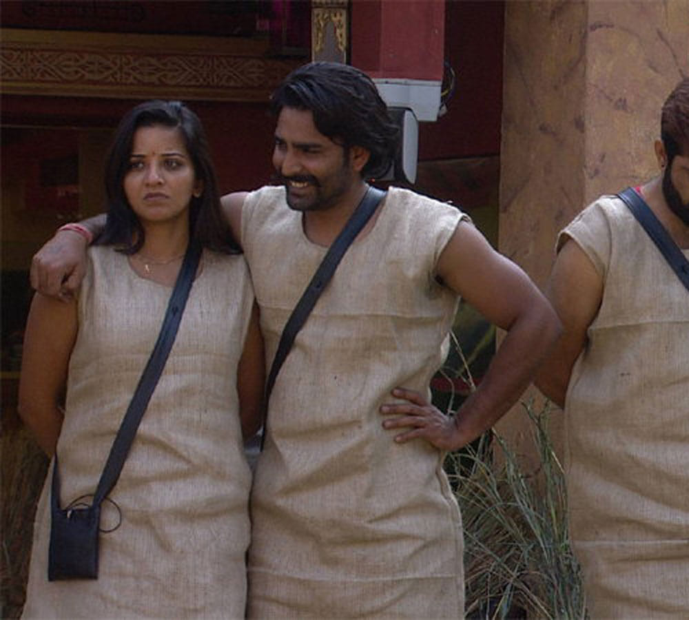 BIGG BOSS: Nitibha Kaul and Manveer caught in the same blanket