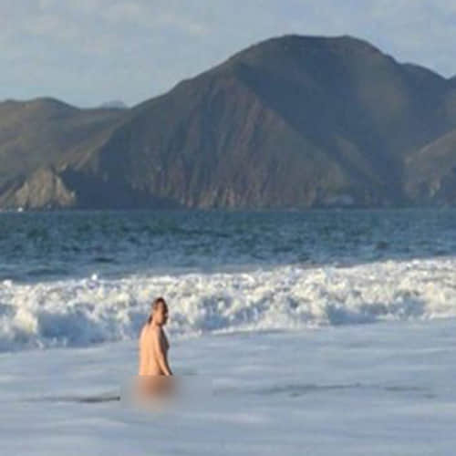Naked man photobombs pregnancy photoshoot