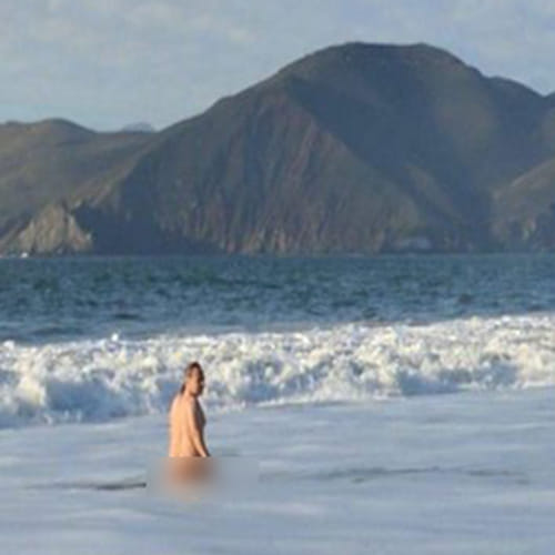 Naked man photobombs pregnancy photoshoot