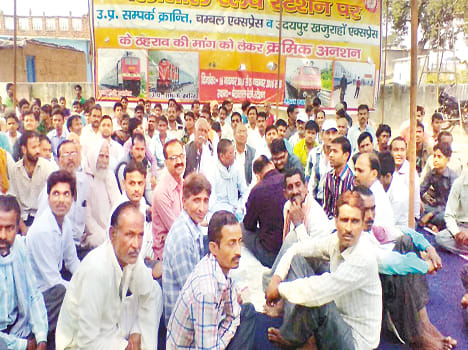 Express trains stop in fasting for traders