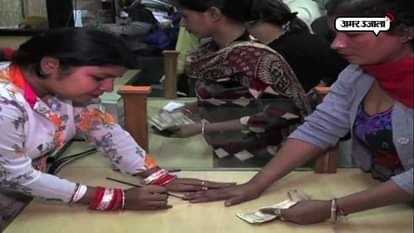 Indelible ink on cash exchanger’s finger has been start 