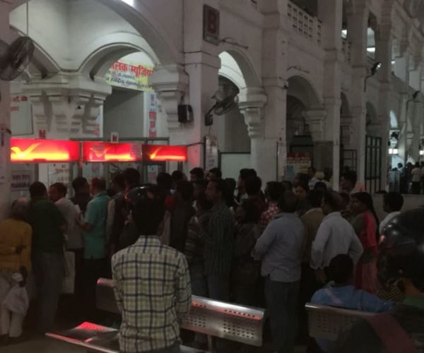  costumers turned angry after waitng for long in post office during currency change.