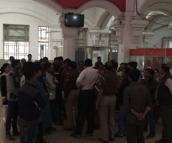  costumers turned angry after waitng for long in post office during currency change.