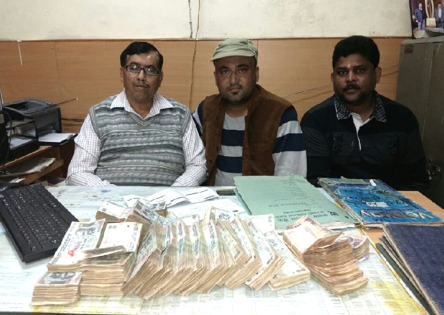 Wine Trader Deposit 2 Lakh Cash of 100 rupees Note at PNB Kangra.