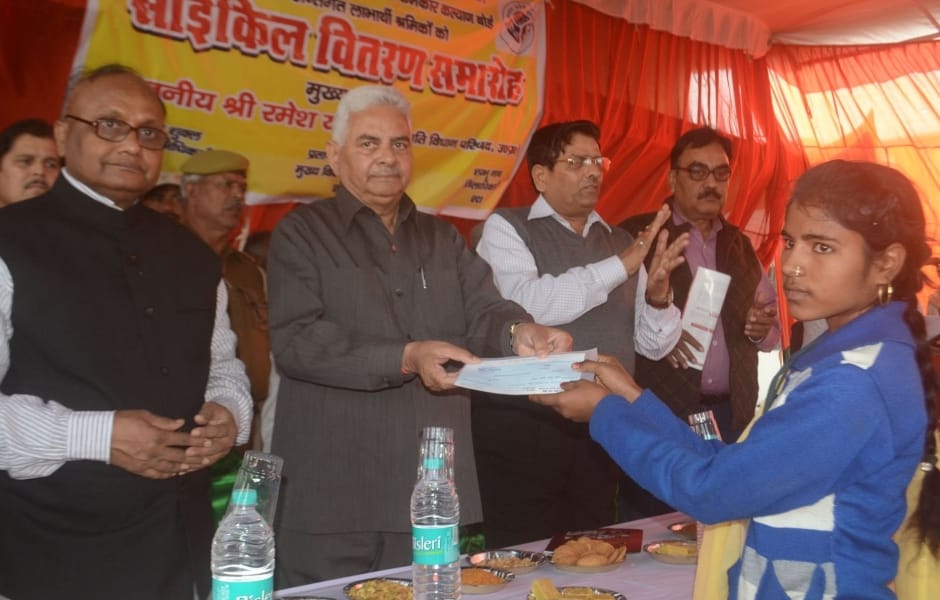 saikilen paakar khile shramikon ke chehare