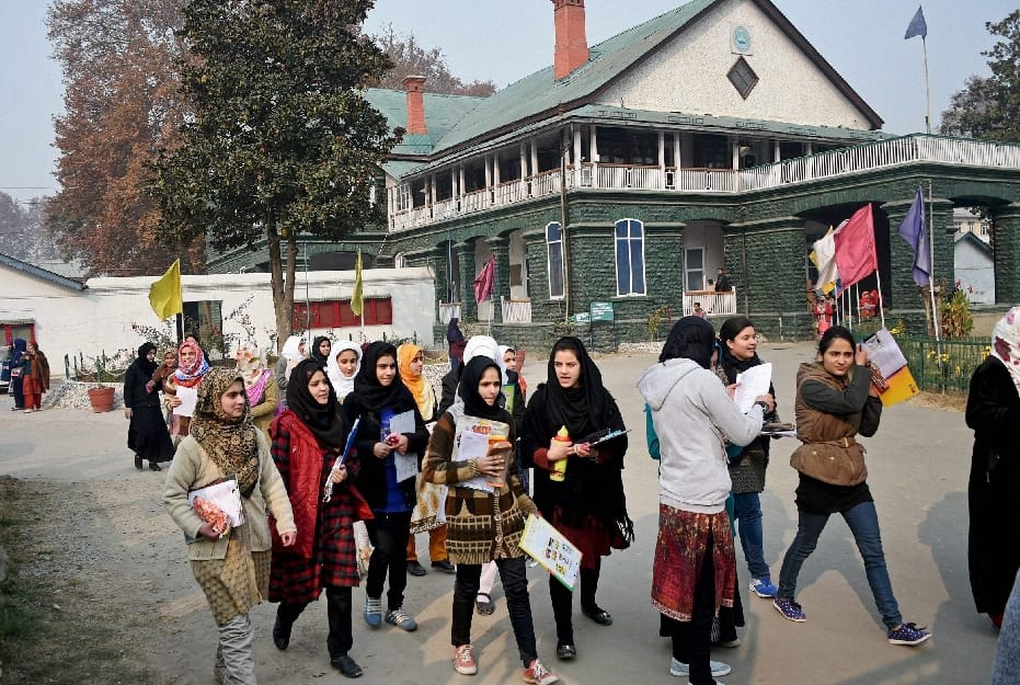 TIGHT SLAP ON SEPRATISM BY THE STUDENTS OF KASHMIR
