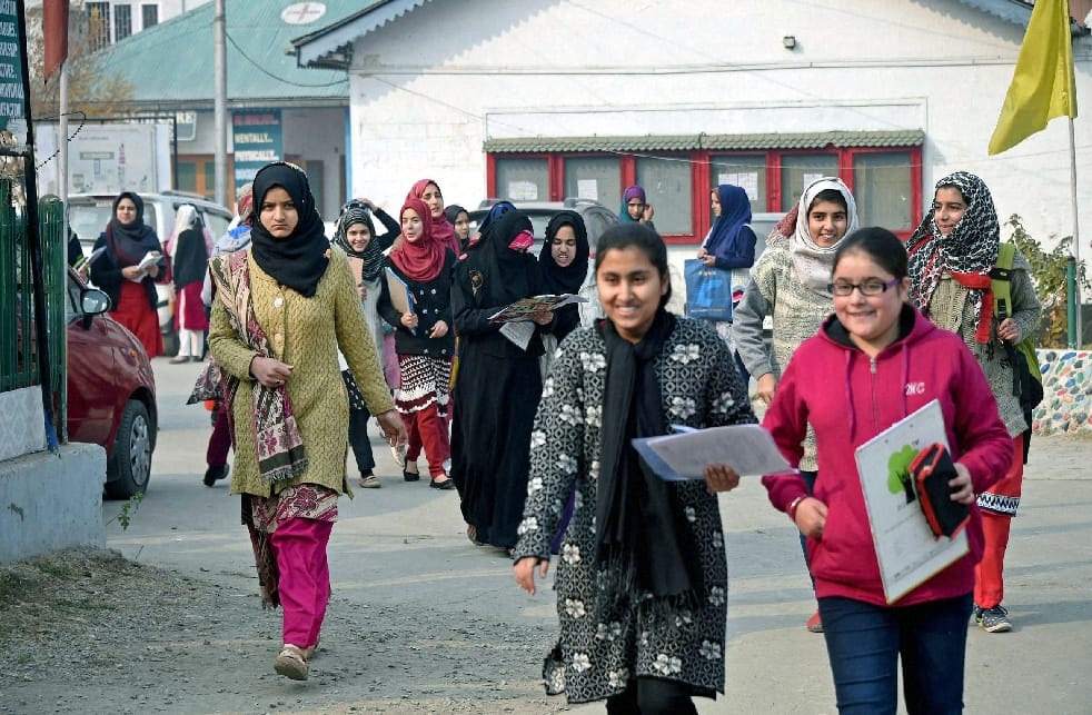 TIGHT SLAP ON SEPRATISM BY THE STUDENTS OF KASHMIR