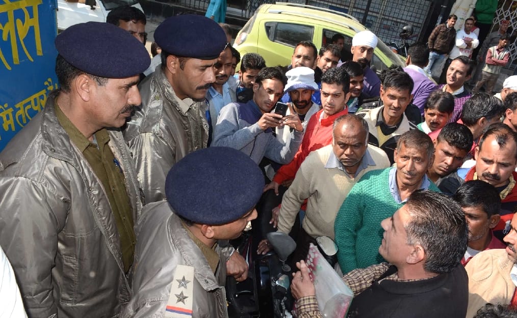 Protest against police and NP officers at Mandi City.
