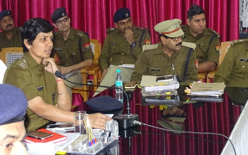 lucknow ssp manzil saini scolds cop in crime meeting