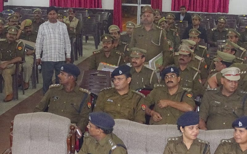 lucknow ssp manzil saini scolds cop in crime meeting