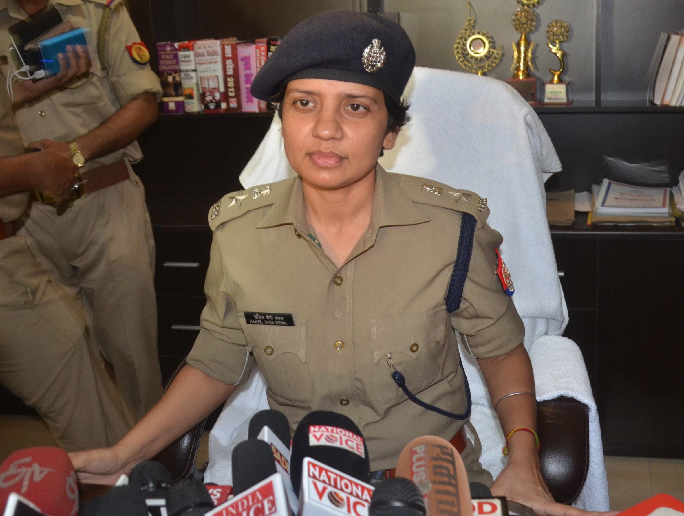 lucknow ssp manzil saini scolds cop in crime meeting