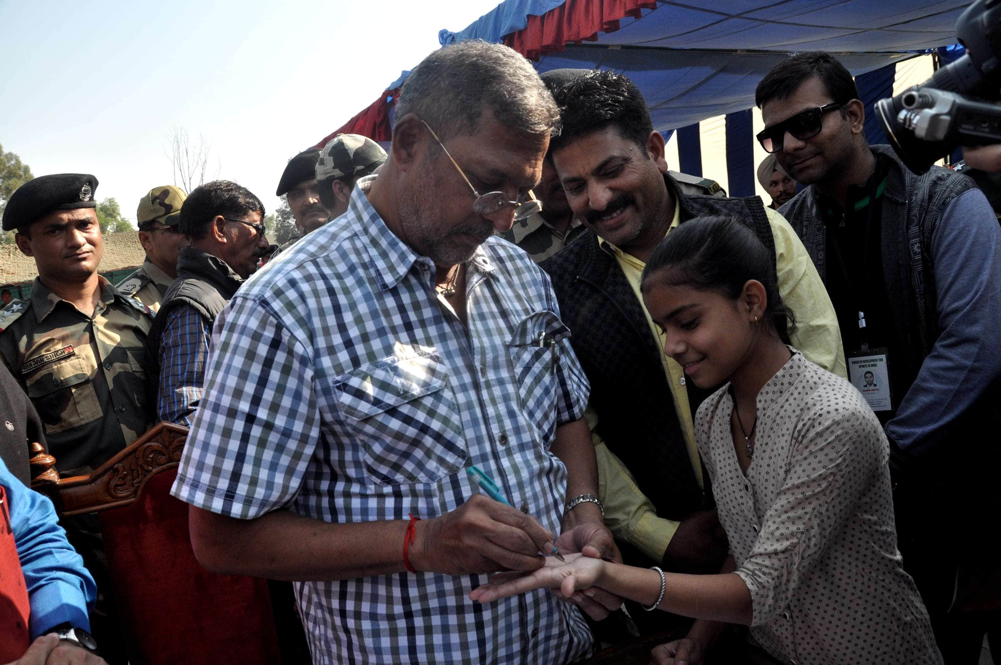 Nana Patekar has donated 17 lakhs for marriage of poor family girls