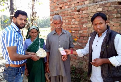 man distribute change money to needy.