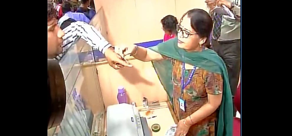 4 questions that are being raised for using indelible ink for money exchange in bank