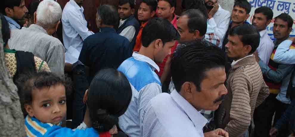fight over issue of demonetization in two groups in noida
