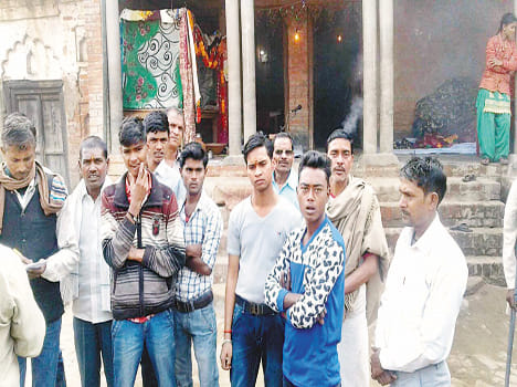 puraanee ranjish mein yuvak ko maaree golee