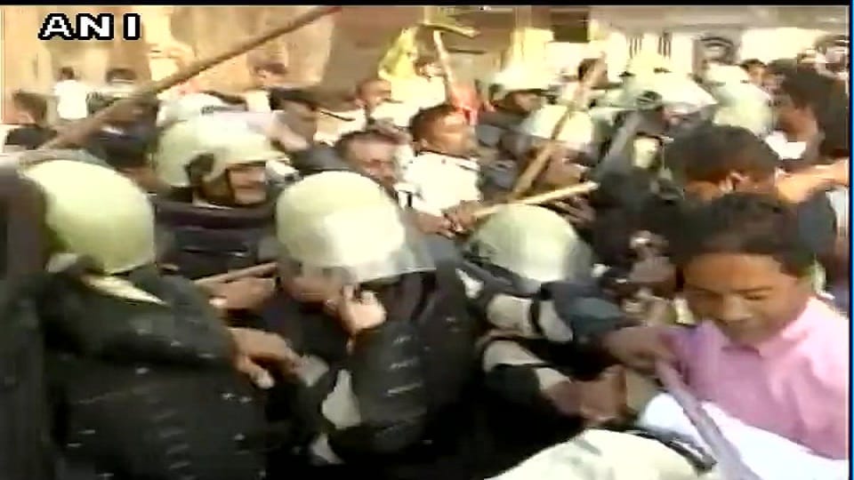 Police baton-charges Chhattisgarh Janata Congress workers protesting against Govt