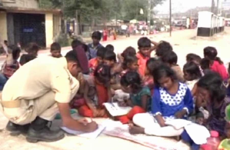 पुलिस बने टीचर