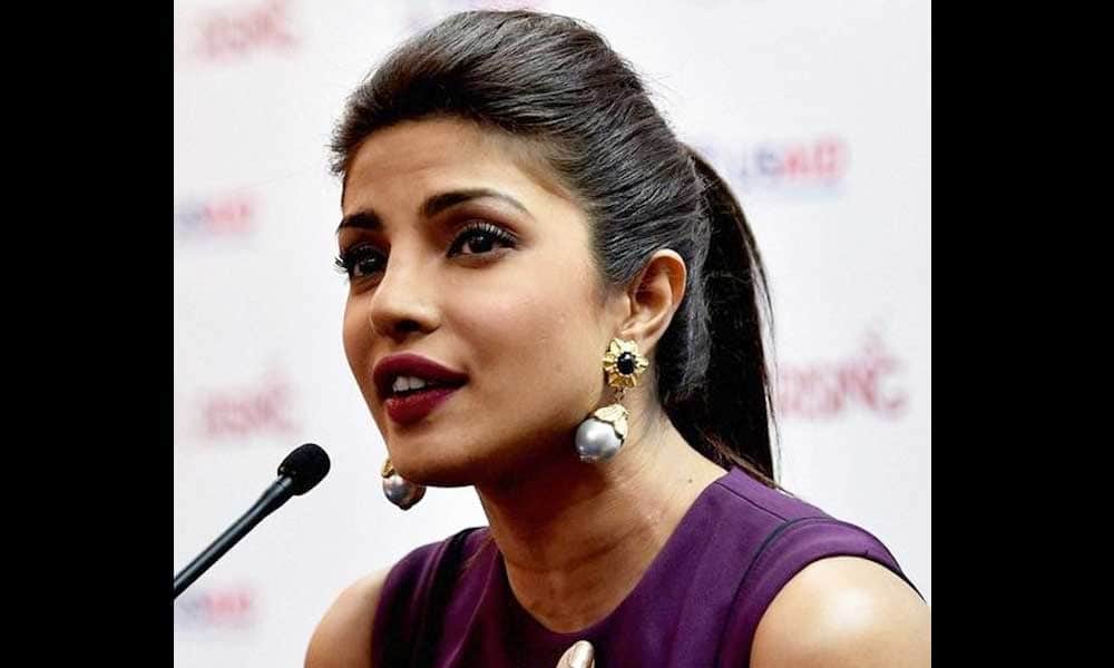 Bold Lipstick Of Priyanka Chopra