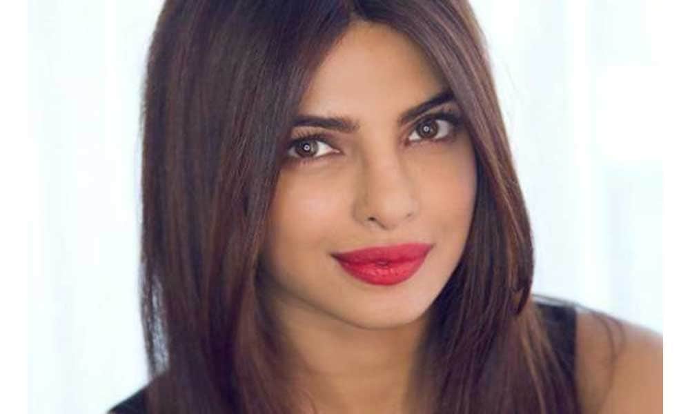 Bold Lipstick Of Priyanka Chopra