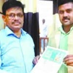 सीआरओ को हलफनामा देता व्यापारी