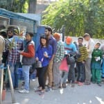 बैंकों की लाइन में लगे लोग